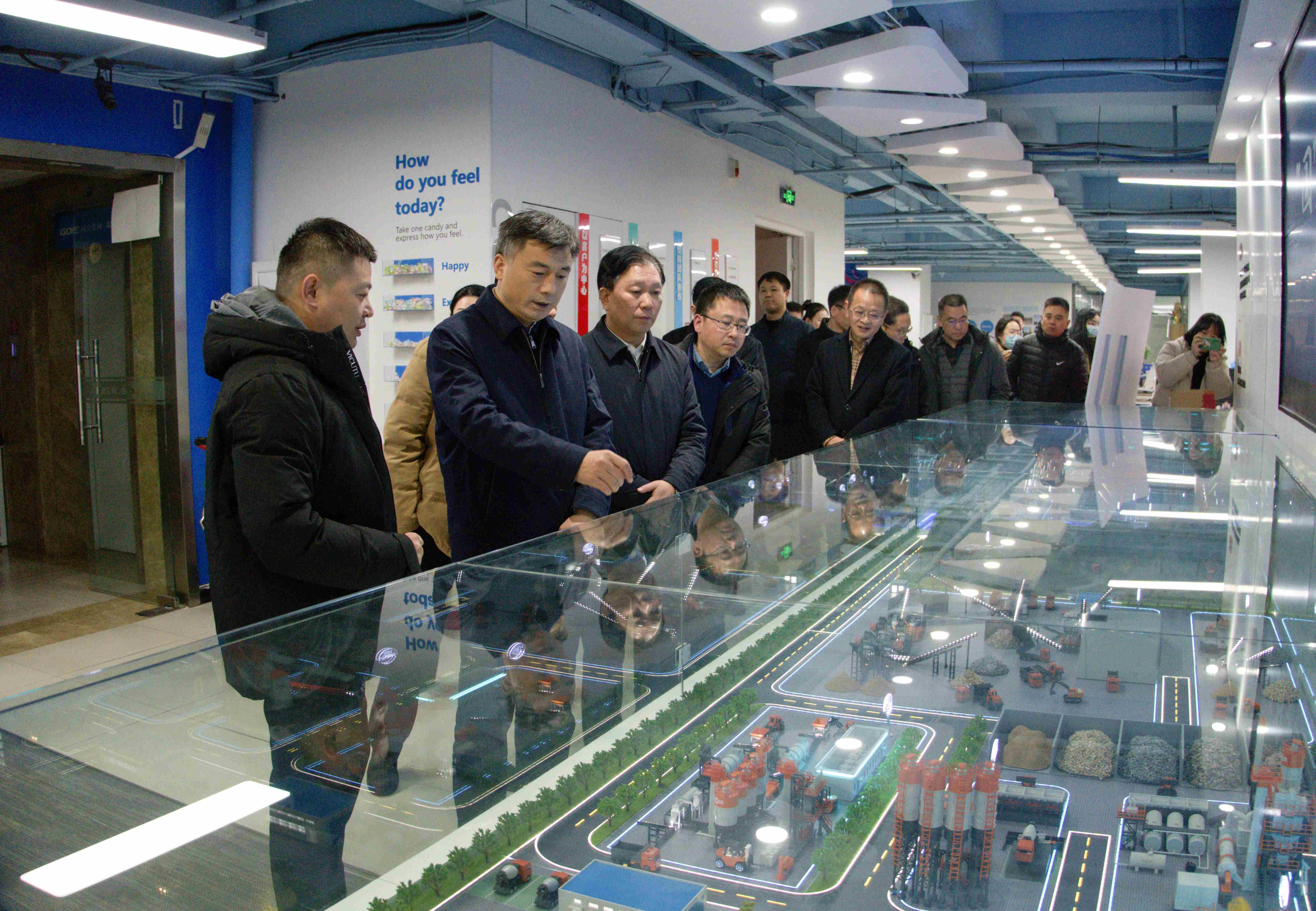 河南省商务厅跨境电商调研组一行莅临Z6尊龙凯时考察调研